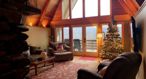 90 acre Indescribable Mountain View Getaway! Hot Tub - Pool Table - Fire Pit - Games!